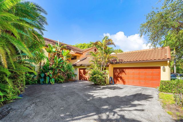 16 Via Lago, Boynton Beach, FL 33435