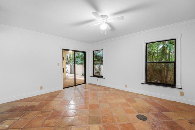 16 Via Lago, Boynton Beach, FL 33435