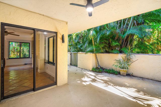 16 Via Lago, Boynton Beach, FL 33435