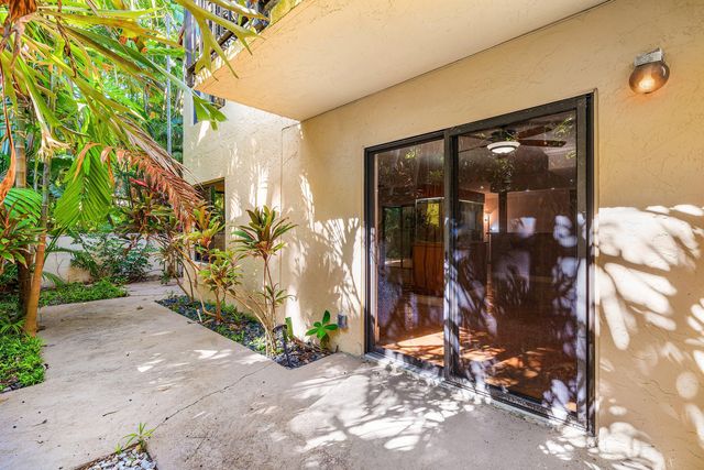 16 Via Lago, Boynton Beach, FL 33435