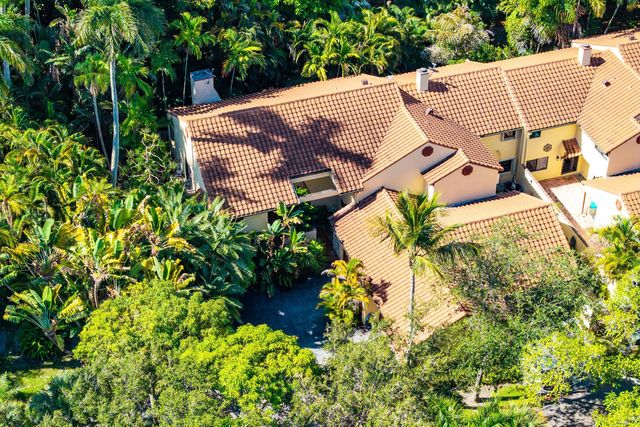 16 Via Lago, Boynton Beach, FL 33435