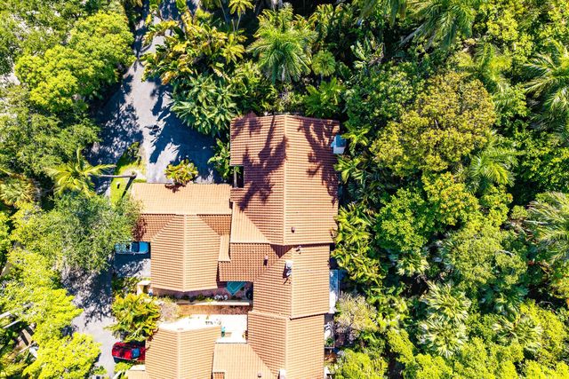 16 Via Lago, Boynton Beach, FL 33435