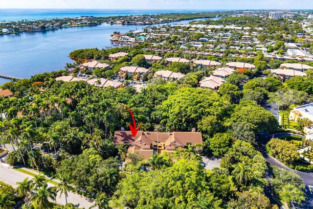 16 Via Lago, Boynton Beach, FL 33435