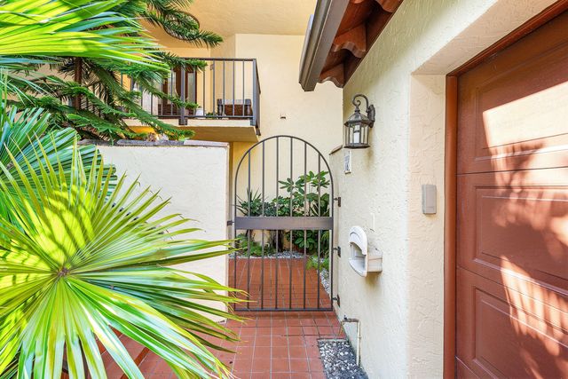 16 Via Lago, Boynton Beach, FL 33435
