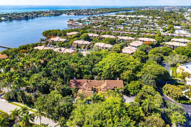 16 Via Lago, Boynton Beach, FL 33435