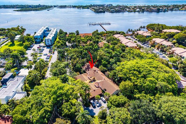16 Via Lago, Boynton Beach, FL 33435