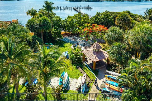 16 Via Lago, Boynton Beach, FL 33435