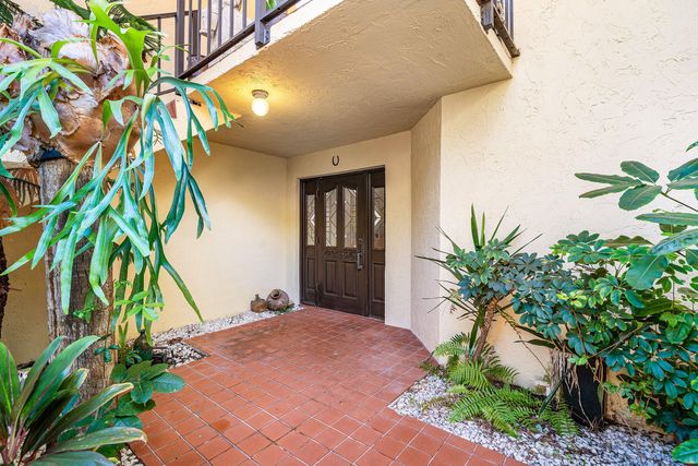 16 Via Lago, Boynton Beach, FL 33435