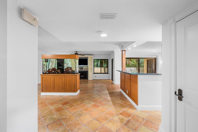 16 Via Lago, Boynton Beach, FL 33435