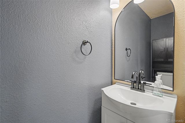 8090 S Kittredge Court, Englewood, CO 80112