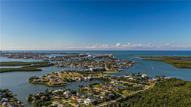 105 Jamaica DR, Naples, FL 34113