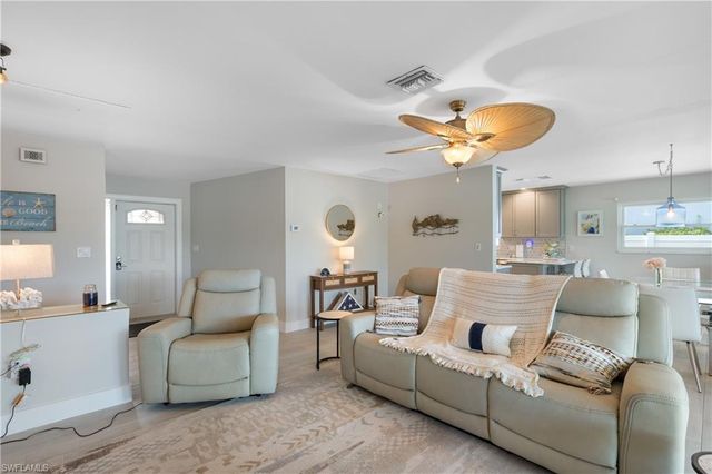 105 Jamaica DR, Naples, FL 34113