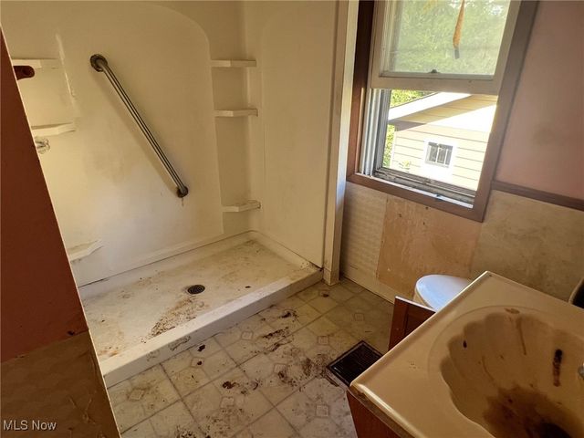 129 E Emerling Avenue, Akron, OH 44301