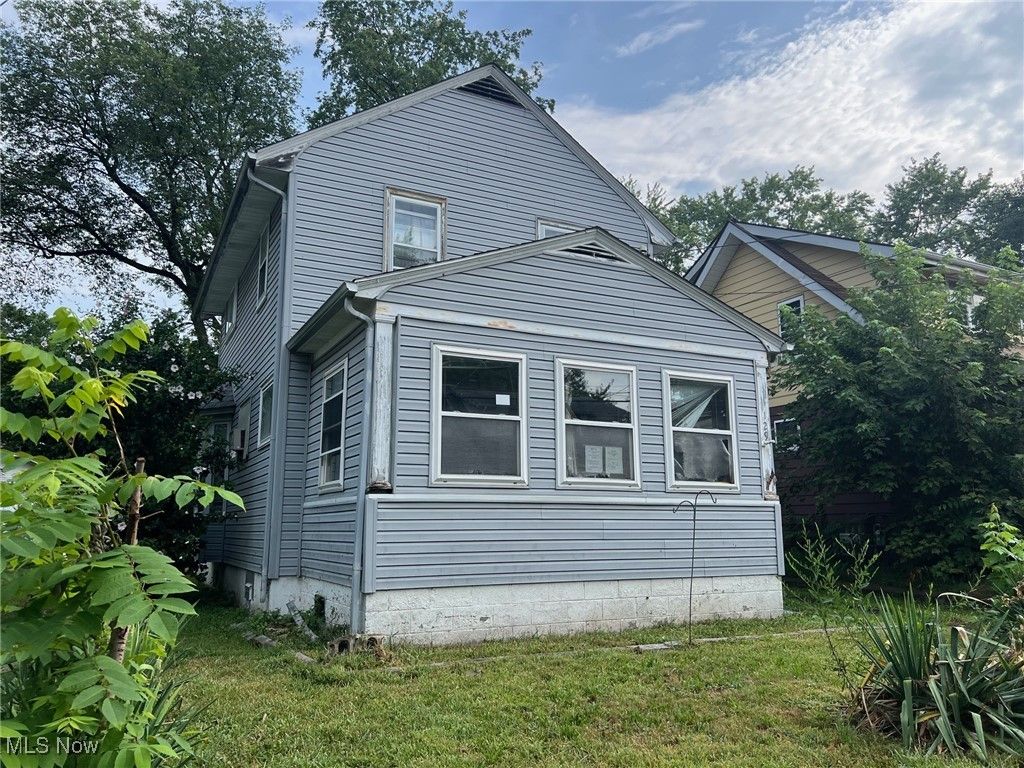 129 E Emerling Avenue, Akron, OH 44301