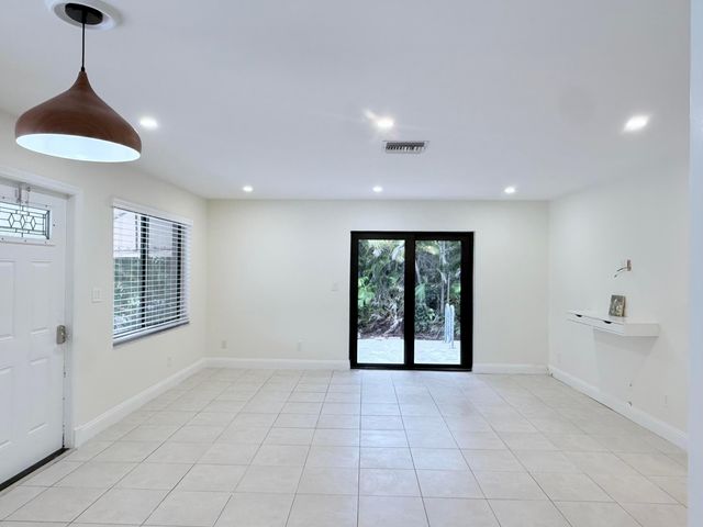 825 DOGWOOD Drive B, Delray Beach, FL 33483