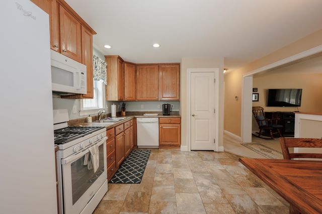 41 Farmwood Drive, Nashua, NH 03062