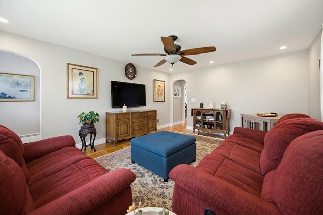 377 Kenyon Ave, Pawtucket, RI 02861