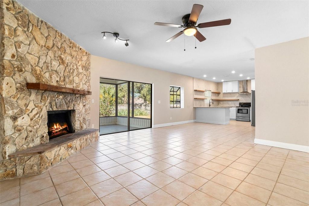 Image 20 of property listing at 4044 ROSE PETAL LANE, Orlando, FL 32808