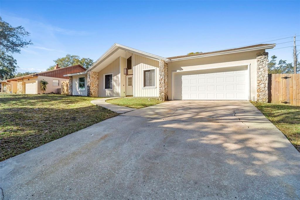 Image 4 of property listing at 4044 ROSE PETAL LANE, Orlando, FL 32808