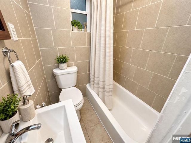 21 Summer Street, Lodi, NJ 07644
