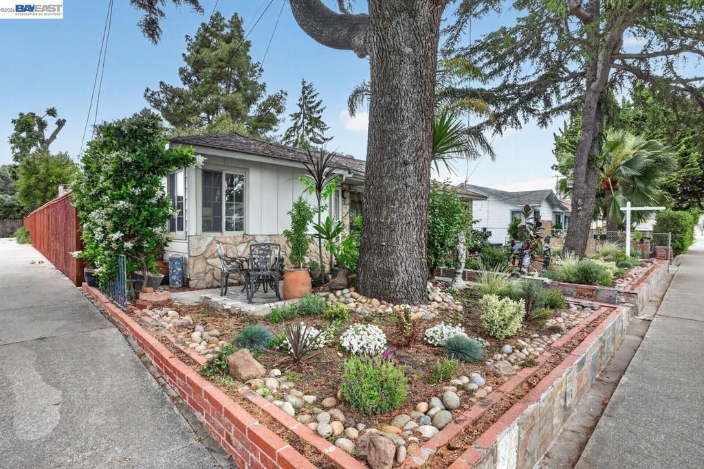 Image 2 of property listing at 2541 Marina Blvd, San Leandro, CA 94577