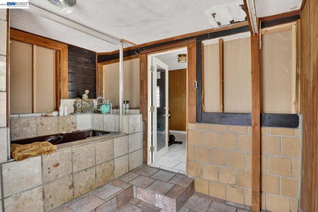 Image 21 of property listing at 2541 Marina Blvd, San Leandro, CA 94577