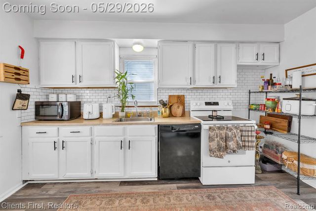 24047 Stanford Street, Dearborn Heights, MI 48125
