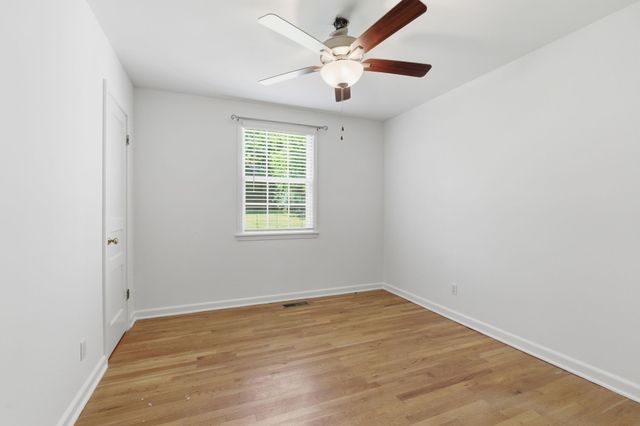 5615 Meadowcrest Ln, Nashville, TN 37209