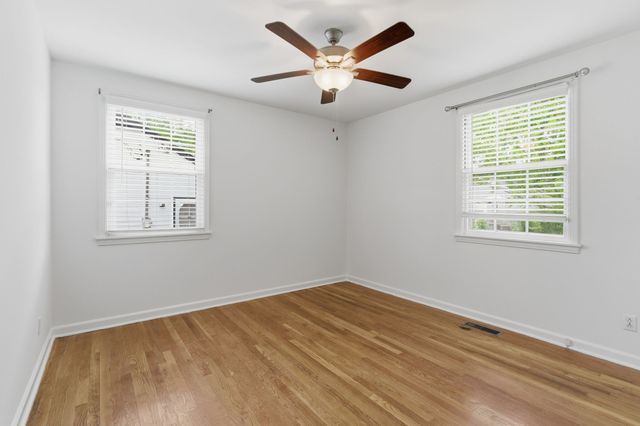 5615 Meadowcrest Ln, Nashville, TN 37209
