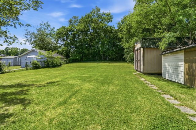 5615 Meadowcrest Ln, Nashville, TN 37209
