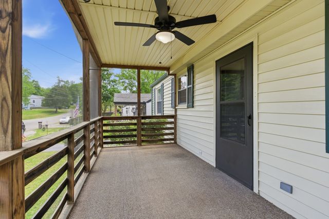 5615 Meadowcrest Ln, Nashville, TN 37209