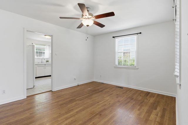 5615 Meadowcrest Ln, Nashville, TN 37209
