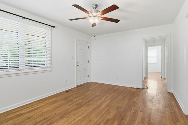 5615 Meadowcrest Ln, Nashville, TN 37209