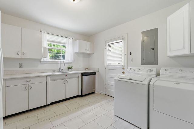 5615 Meadowcrest Ln, Nashville, TN 37209