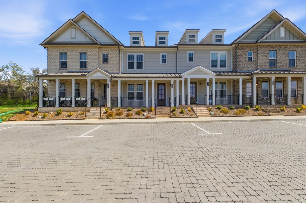 220 Nearwater Place, Hendersonville, TN 37075