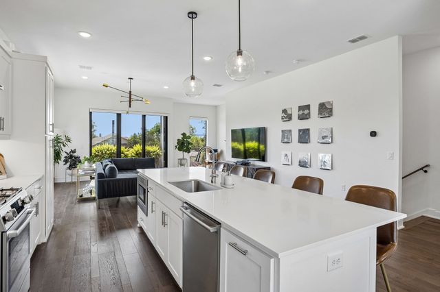 737 N Zang Boulevard 103, Dallas, TX 75208