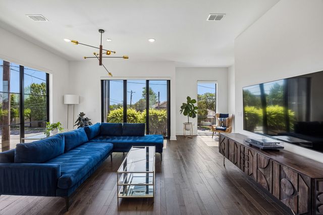 737 N Zang Boulevard 103, Dallas, TX 75208