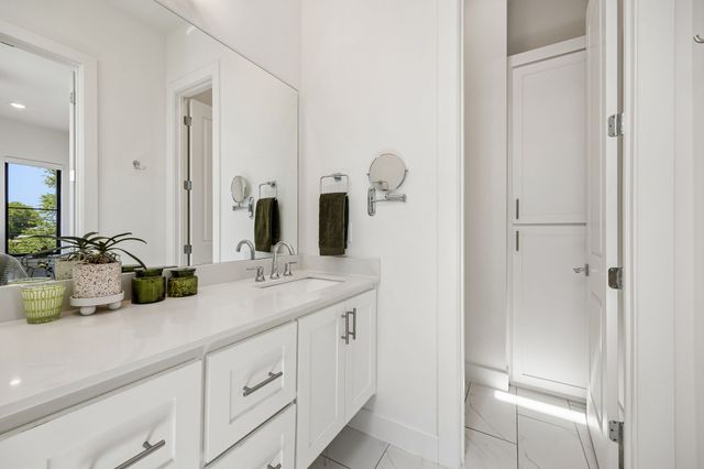 737 N Zang Boulevard 103, Dallas, TX 75208