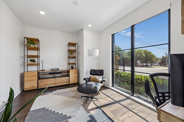 737 N Zang Boulevard 103, Dallas, TX 75208