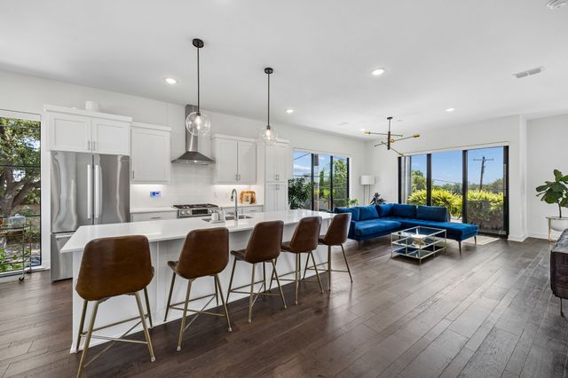 737 N Zang Boulevard 103, Dallas, TX 75208