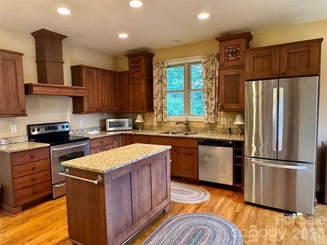 894 Dunroy Drive, Hendersonville, NC 28739