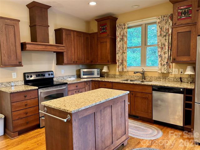 894 Dunroy Drive, Hendersonville, NC 28739