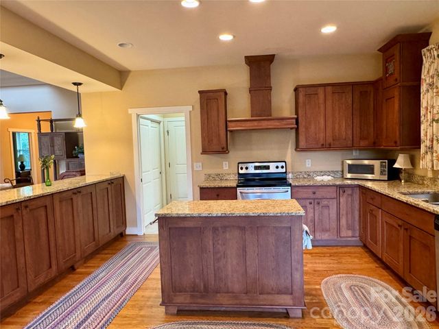 894 Dunroy Drive, Hendersonville, NC 28739