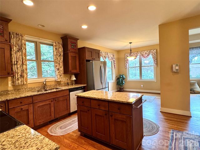894 Dunroy Drive, Hendersonville, NC 28739