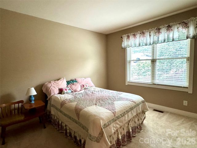 894 Dunroy Drive, Hendersonville, NC 28739