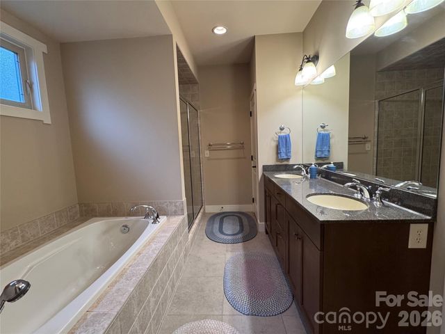 894 Dunroy Drive, Hendersonville, NC 28739