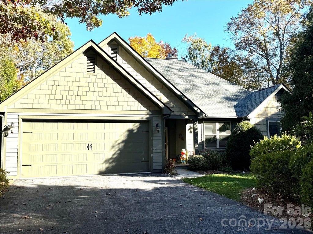 894 Dunroy Drive, Hendersonville, NC 28739