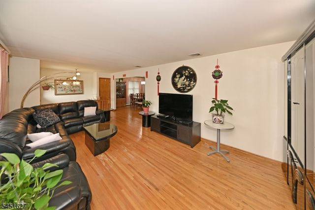 23 Ward St, Fair Lawn Boro, NJ 07410