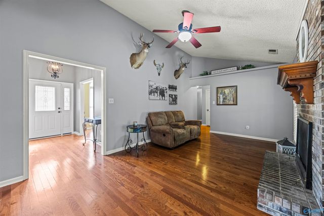 325 Bluff Drive NE, Hartselle, AL 35640