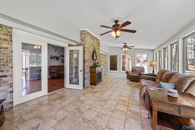 325 Bluff Drive NE, Hartselle, AL 35640